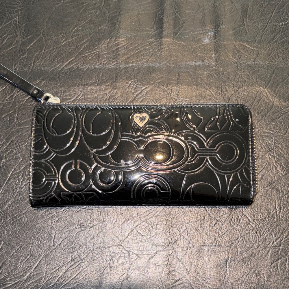 Coach Poppy Black Patent Leather Circle-Embossed Wristlet Wallet, GUC